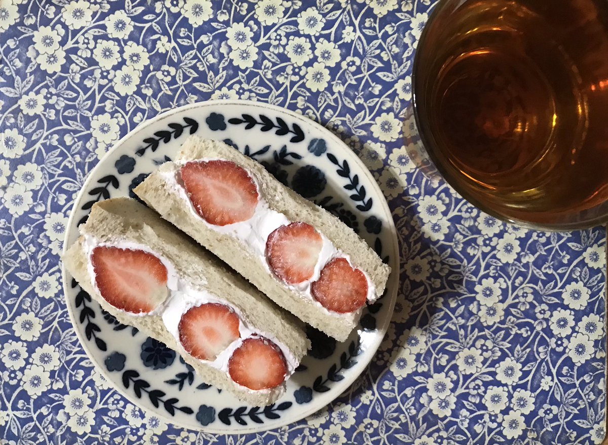 🍓哀愁喫茶のいちごおじさんドイッチ🍓 自転車こいでたら大湖から来たらしい出張苺屋さん発見😍 1パック100NTのいちごに全聯の全素食パン、そして 🇮🇹✨OraSi Rice Whipping 