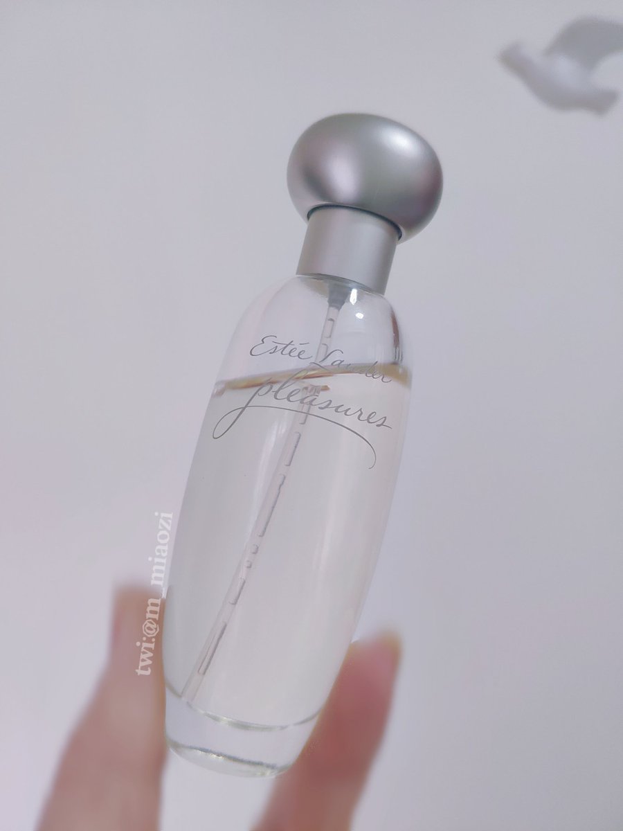 #香水
之前在想要推荐一款适合春日的香水，首先想到的就是雅诗兰黛的欢沁，不单名字欢庆，香味也像欢兴的小精灵。
前中调有着大捧的花朵，但是有更大片的青草和绿叶，一点也不脂粉媚俗，让人感觉很是生机勃勃。橙花铃兰百合小苍兰这类白花香味明显，青绿汁液感，不甜，后调清新明亮。适合春季出游使用 https://t.co/FQ6z5UapUk