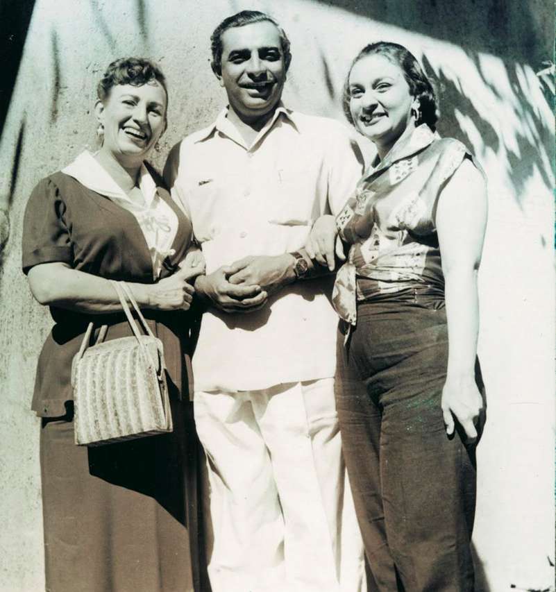 BombayBasanti's tweet image. Tributes to the original stunt queen of Bollywood, the favorite of thrill lovers, #FearlessNadia Mary Ann Evans on death anniversary 🙏

With husband/filmmaker #HomiWadia #Nadira 
co-star #JohnCawas