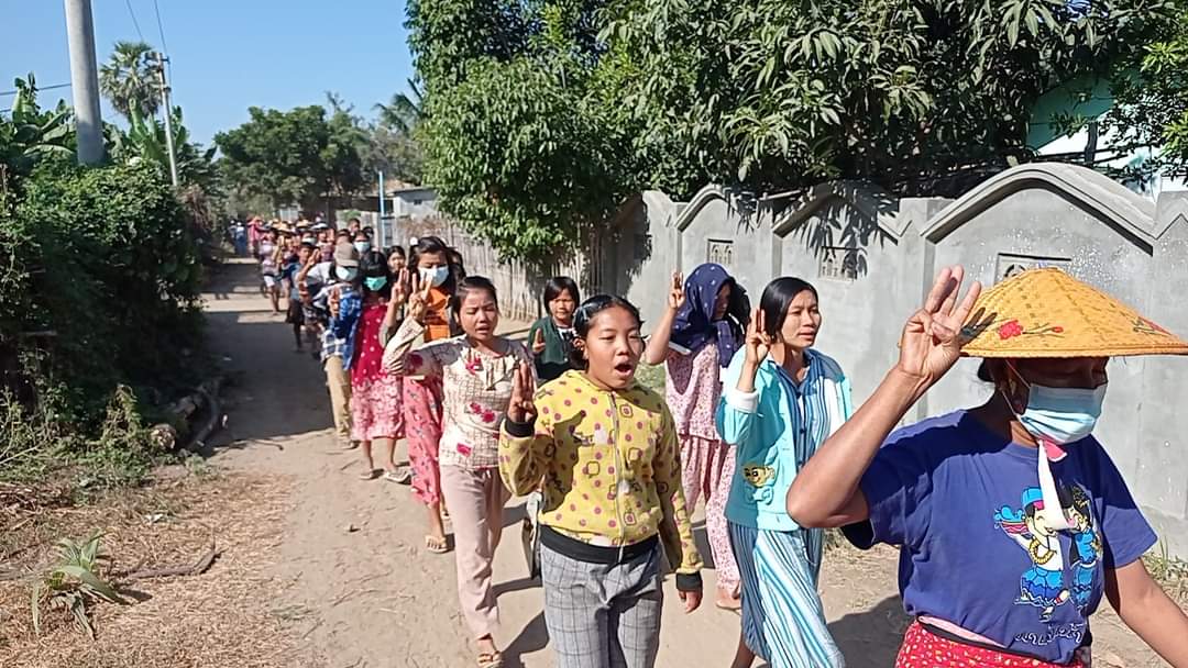 LeeDam_3's tweet photo. Rural people from northern #Salingyi and eastern #Yinmarpin in #Sagaing Region rallied against the military regime for the 305th day in a row on Sunday.
#HelpMyanmarIDPs
#2022Jan9Coup
#WhatsHappeningInMyanmar https://t.co/iZibdBSNMW