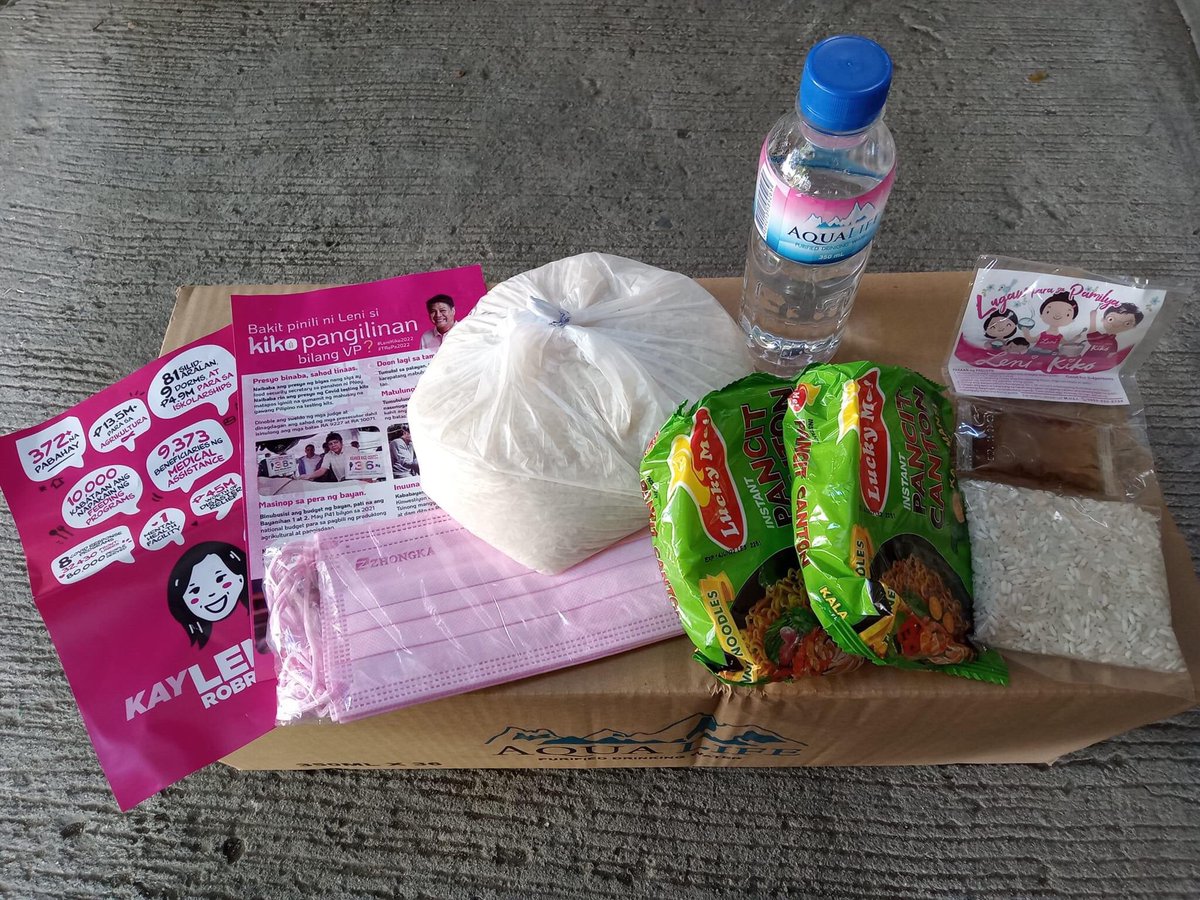 TLRPque's tweet photo. Namahagi ang Team Leni Robredo Paranaque Chapter ngayong araw ng munting tulong para sa ilang Frontliners na Pedicab at Tricycle Drivers sa Lungsod ng Paranaque.
Namigay tayo ng Bigas, Face Mask, Canton, Lugaw Kit, Tubig, Pamaypay, Alcohol at Kalendaryo.
#HelpLikeLeni https://t.co/gtHgFQJt9w