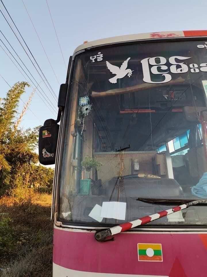 YyhHsu's tweet photo. SAC fired gunshots to the passenger van which was heading to Hsi-Si, Taungggyi, Shan State from Loikaw, Kayah State this morning around 7:25 am &amp; all the vehicles had to turn around. #HelpMyanmarIDPs #2022Jan9Coup #WhatsHappeningInMyanmar https://t.co/YCZrkwtnCa