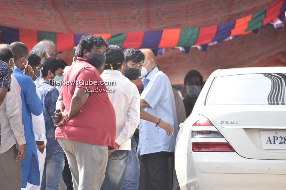 qubetvnews's tweet photo. Superstar #Krishna &amp; #JaydevGalla attend #RameshBabu's last rites

#RIPRameshBabu @JayGalla https://t.co/8G9nwRYMJf