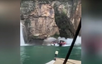 Обрушился водопад. В Бразилии скала рухнула на туристов. В Бразилии упала скала на лодку. Обвал скалы в Бразилии. Бразилия скала откололась.