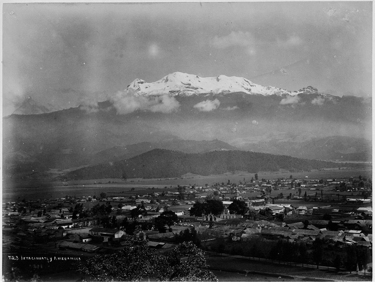 Cuauhtemoc_1521's tweet photo. Así lucía el Iztaccíhuatl en una imagen de William Jackson desde Amecameca en el año de 1880! Noten la cantidad de nieve que cubre a “la mujer dormida” contrario con lo que ahora se aprecia. A muchos todavía nos tocó ver así de nevados a ambos volcanes en los ochentas y noventas https://t.co/aDnNZ9PdIj
