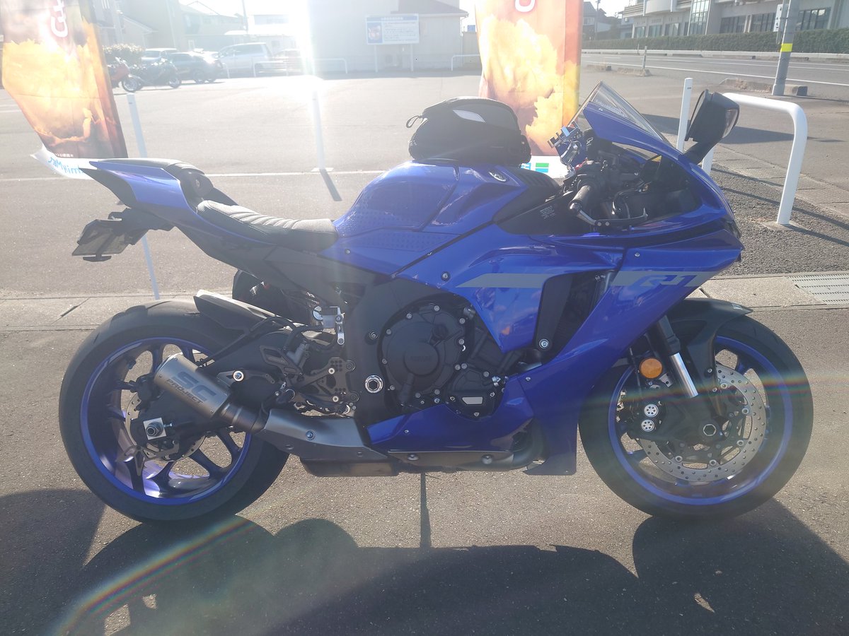 K_UE93's tweet image. #LUIMOTO のシートカバーを装着・試乗してきました。シート高稼ぎのため、ノーマルシートの上から装着。ガンタッカーさえあれば、誰でも簡単作業です✨グリップはレザーじゃなくても程よくグリップ。#STOMPGRIP といい組合せです🌈
#バイク好きと繋がりたい
#バイク乗りと繋がりたい
#YAMAHA #YZFR1
