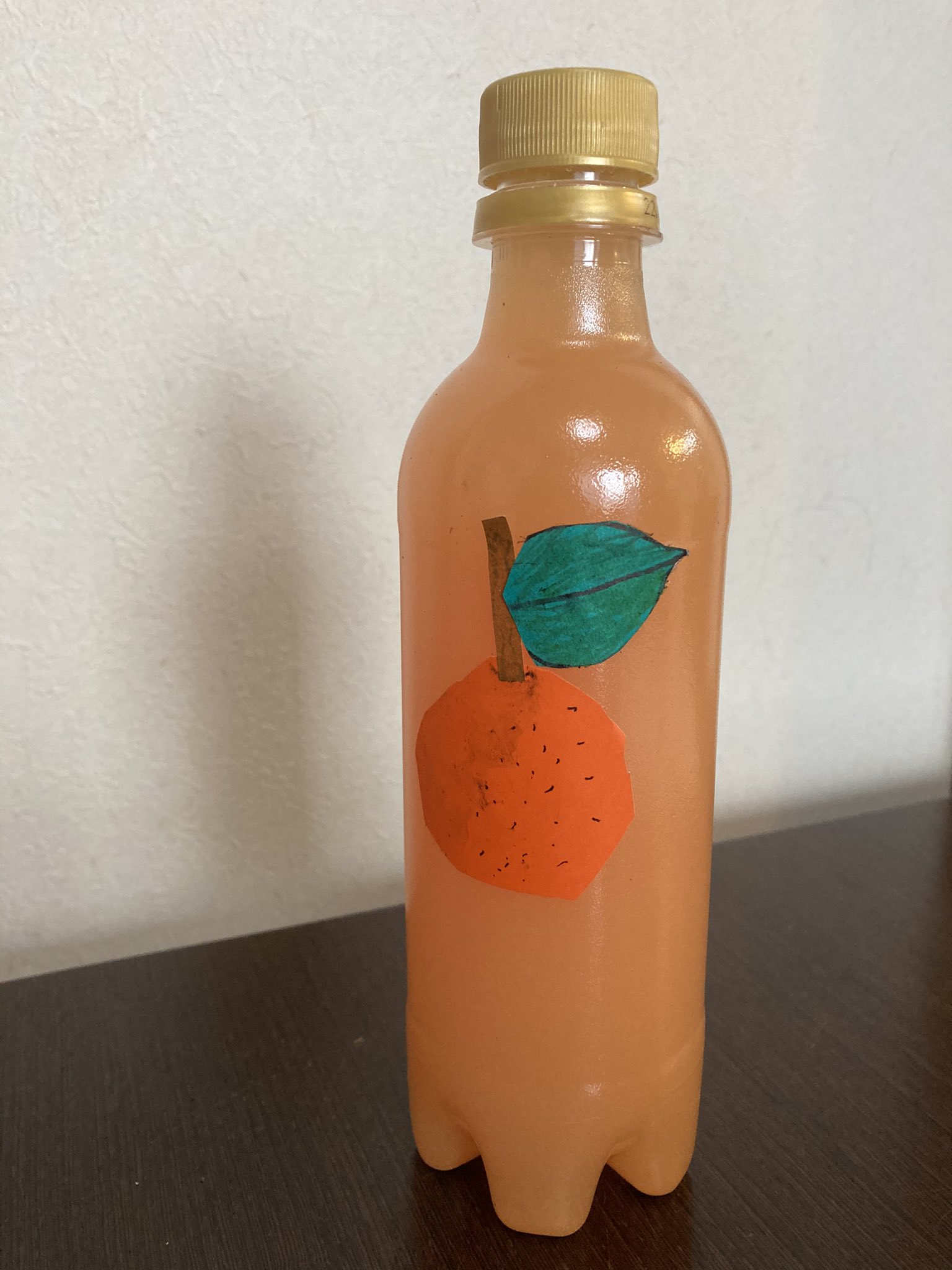 西野淳 スーパーで夕食の時に皆で飲むオレンジジュースを購入 帰宅したら画伯が オレンジジュース飲むの あれは晩ご飯の時のだからダメ その後画伯は例によって半泣きでオレンジジュースを連呼しながら自分を納得させるため絵の具でオレンジジュース