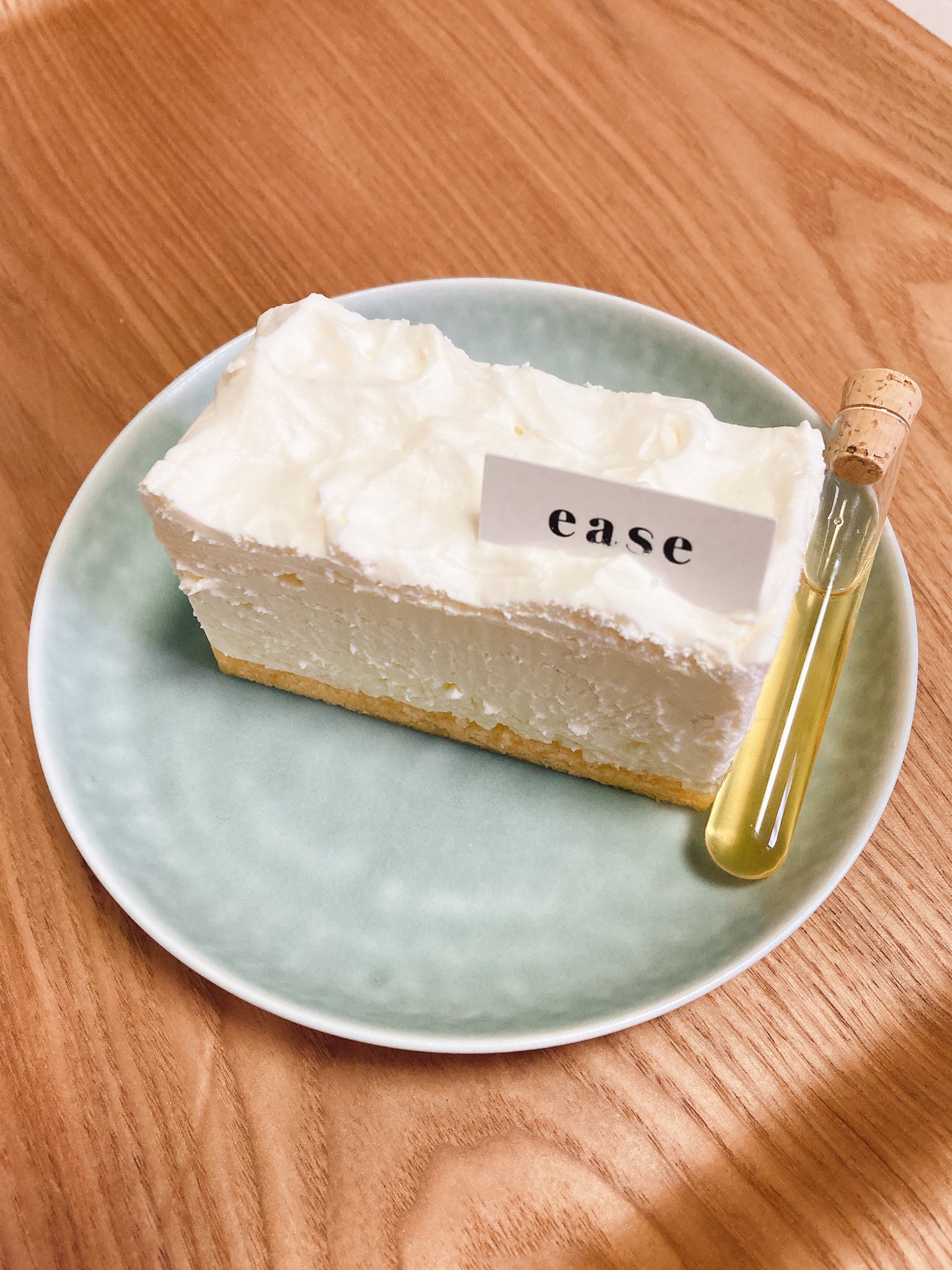 Chipmunk 伊勢丹のrepos By Patisserie Easeさんのシェーブルチーズケーキ 購入する際に店員さんにシェーブルなので癖がありますよ と念押しされましたが 個人的には癖を感じる事なくペロリと美味しく食べられました 蜂蜜が試験管な小瓶に入ってて可愛い Chipmunk 伊勢丹のrepos By Patisserie Easeさんのシェーブルチーズケーキ 購入する際に店員さんにシェーブルなので癖がありますよ と念押しされましたが 個人的には癖を感じる事なくペロリと美味しく食べられました 蜂蜜が試験管な小瓶に入ってて可愛い