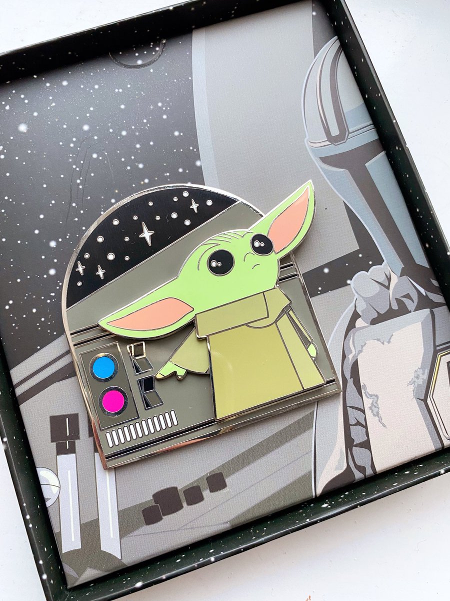TheDisneyHunter's tweet photo. A thread of my @Loungefly Pin collection📍❤️ Starting with my favourite Grogu 💚 his little hand slides up and down to touch both buttons! So cute 🥰 

#loungefly #disneypin #grogu #disney https://t.co/Ze1zhTtBPX