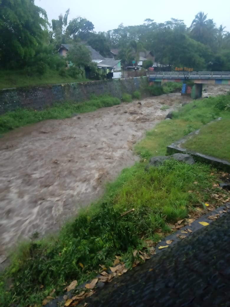 Korsda_Bwi's tweet photo. Dam Tugu banjir mencapai 70cm terpantau aman, juru wilayah Kalipuro. Cc @PengairanBwi @p50_guntur https://t.co/FKaSzIcBJQ