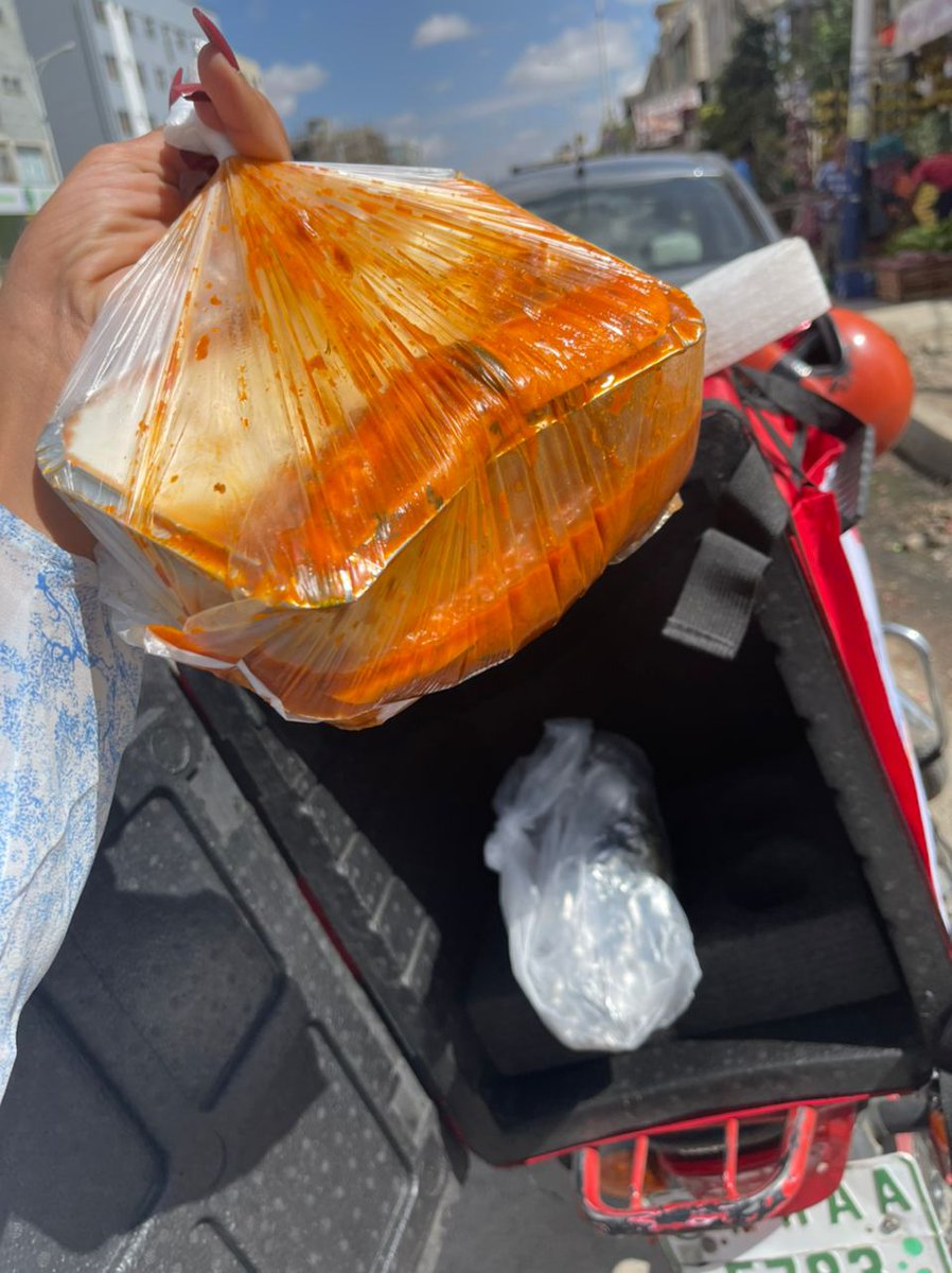 7snmb's tweet photo. @Zmall_Delivery this is how I got my food, for the 4th time 😒 https://t.co/bHxqzrWI2I