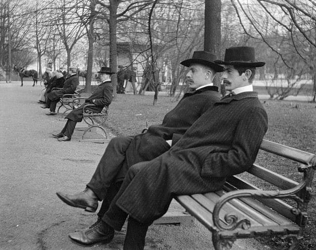 Men on a bench, Helsinki, 1906. https://t.co/3TZVXop0ht