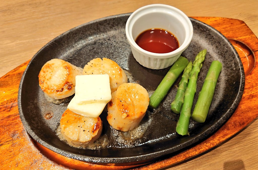 初日にステーキを食べたカマロで バター焼き🍴 オススメ白 北島秀樹ケルナーは爽やかな果実味🥂 夫はフォアグラトッピングのロッシーニ 🍺 今日もFarmDesignsの美味しい🍦と ☕