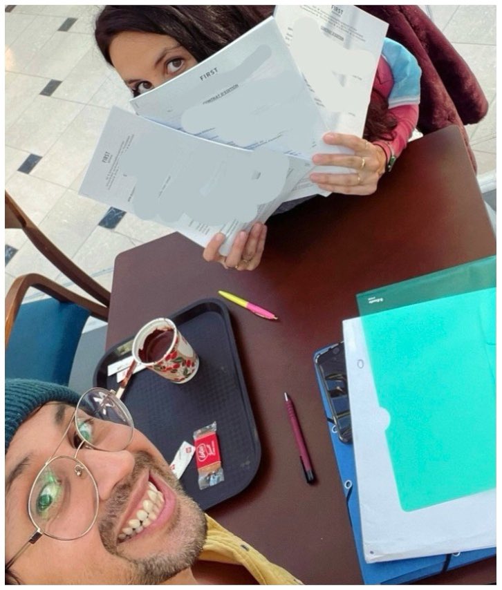 En 2014, j'ai trouvé (super) bonne l'idée de comparer mes ex à des apparts. 
En 2022, je suis ravie qu’ <a href="/editionsfirst/">Editions FIRST</a> soit du même avis que moi ! 
Rendez-vous en avril en libraire 📖🚀
Avec mon co-auteur de génie, évidemment, <a href="/Mabrook80s/">Mabrouk Reguigui</a>