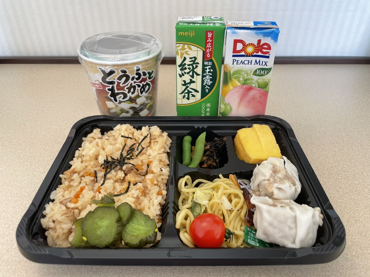 mibl49's tweet photo. 隔離お弁当。1日3食ご提供頂けるのは本当にありがたい限りなんだけど、野菜が全然取れなくてお腹の調子がよろしくない😂そしてインスタントコーヒーを持参し忘れた。。オンラインで買えるけど、ほんの数日だから諦めた。。 https://t.co/XBVJ2ByhXu