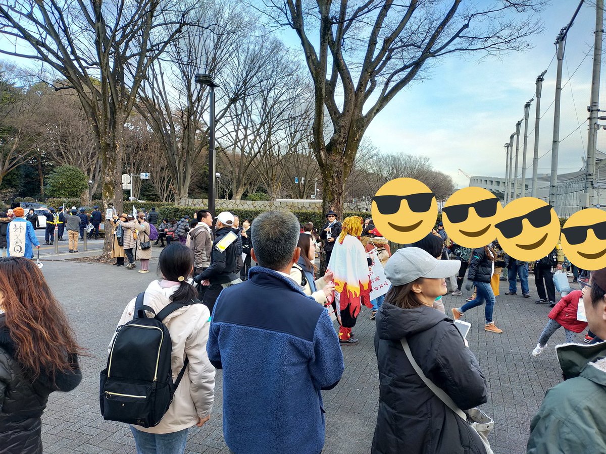 caffelover's tweet photo. 人数が多すぎて隊列を分けていたようです。そして、第6陣にあの人物が！！！！！ https://t.co/T72dGvdByW