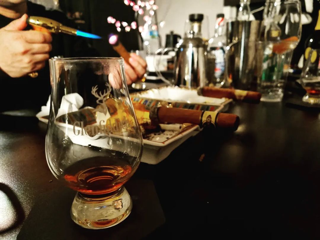 Bored4Xmas's tweet photo. Cocktails!😅 #cocktails #Fun https://t.co/CeBL5kUGyX