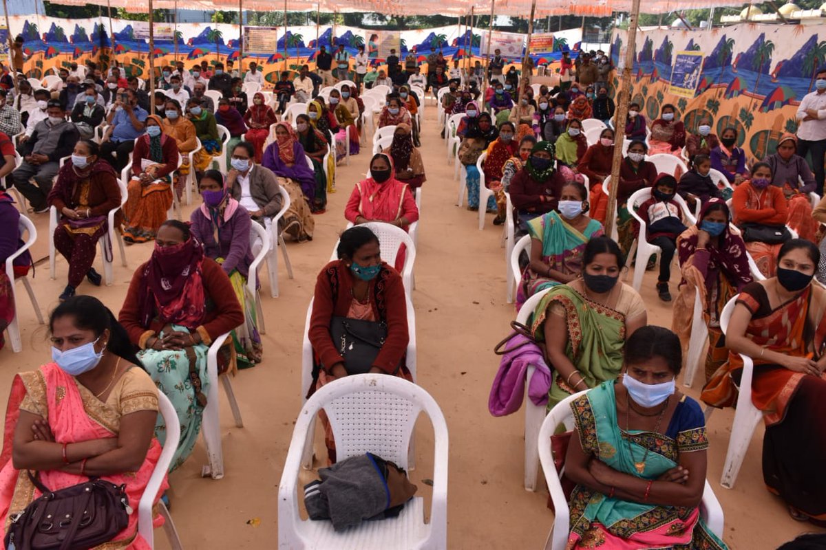 આજ રોજ કઠલાલ મુકામે સામૂહિક આરોગ્ય કેન્દ્ર(CHC)નું ભૂમિ પૂજન કર્યું.
 
કુલ રૂ.3.63 કરોડના ખર્ચે નિર્માણ થનાર આરોગ્ય કેન્દ્રમાં કુલ ૩૦ બેડની સુવિધા તથા આધુનિક ઉપકરણોથી સજ્જ આ સામૂહિક આરોગ્ય કેન્દ્રના કારણે કઠલાલ તાલુકાના કુલ ૫૫ ગામોને આરોગ્યની સંદર્ભ સેવાનો લાભ મળશે.