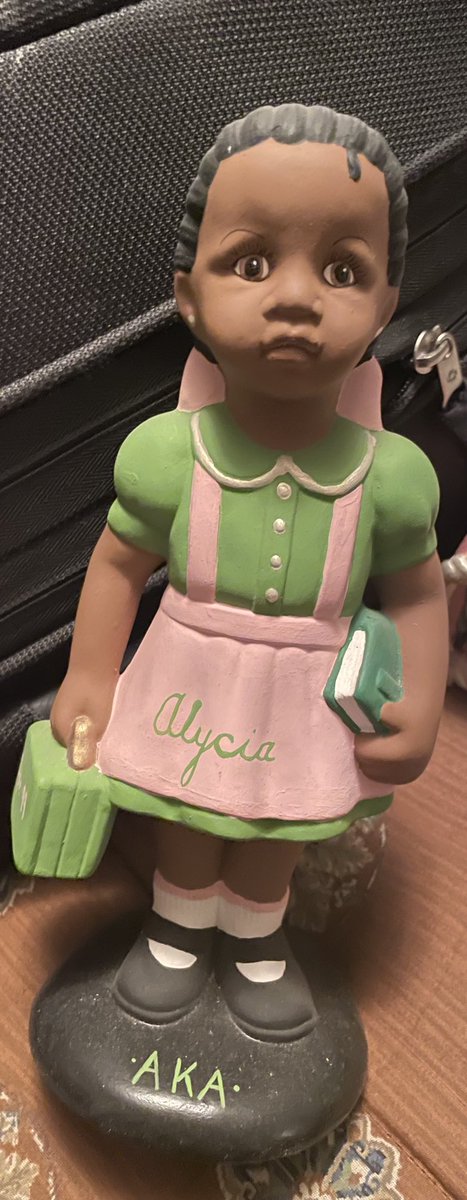 alyciaworthy08's tweet photo. 💗💚…..#PrettyGirlswear20pearls #Crossinggiftmanyyearsago #J15loading https://t.co/oOyFKEcAUQ