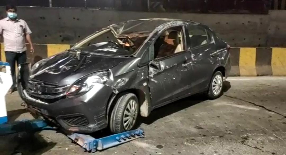 A speedy #caroverturned after hitting the road divider at L.B Nagar underpass in #Hyderabad 2 persons who were in  #car sustained injuries and were rushed to hospital. 

Already Rs.13350 pending #traffic challans on the car for #Overspeeding or #Dangerousdriving. #DrunkandDrive