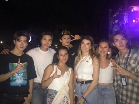 ทำไม NCT เหมือนไปขอเค้าถ่ายรูปโดยองยิ่งเหมือนสตาฟ 55555555555555555555555