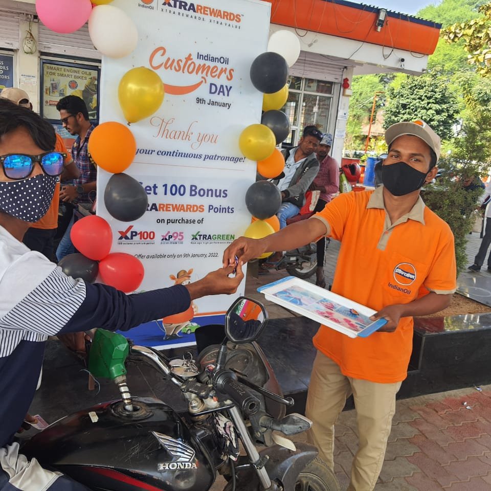 #IndianOilCustomersDay Sambalpur DO thank all the esteemed customers for patronizing IndianOil.  Celebrated Customer Day at Shanti FS, with greeting customer with chocklates and sweets.  Thank you once again.<a href="/indianoilcl/">Indian Oil Corp Ltd</a>
<a href="/IOCRetail/">IndianOil PetrolPump</a>
<a href="/chairmaniocl/">ChairmanIOC</a>
<a href="/DirMktg_iocl/">Director (Marketing), IndianOil</a>
<a href="/IOCL_ODISHA/">IOCL_ODISHA</a>