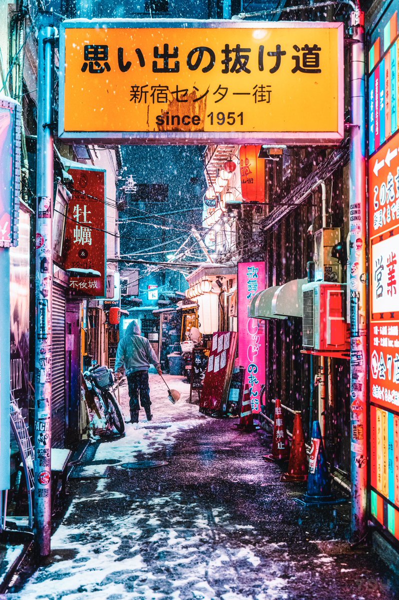 YOH_ZERO's tweet photo. 雪が舞い散る路地裏の色気。 https://t.co/rj99bQe7UE