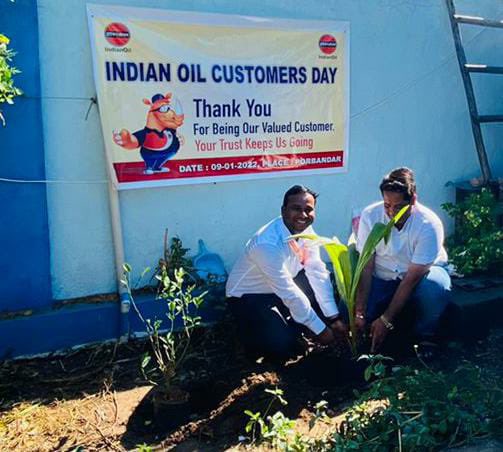 #IndianOilCustomersDay celebrated by showing gratitude to Sh. Ranchodbhai Bharada, President, M/s Sagar Sarvodaya Fisheries, Porbandar under Rajkot DO.
1. Cake cutting &amp; Presenting Tulsi plant 
2. Tree Plantation <a href="/IndianOilcl/">Indian Oil Corp Ltd</a> <a href="/ChairmanIOCL/">ChairmanIOC</a>  
<a href="/DirMktg_iocl/">Director (Marketing), IndianOil</a> <a href="/IOCGujarat/">IndianOil Gujarat</a> <a href="/ioclrajkot/">IOCL Rajkot DO</a>