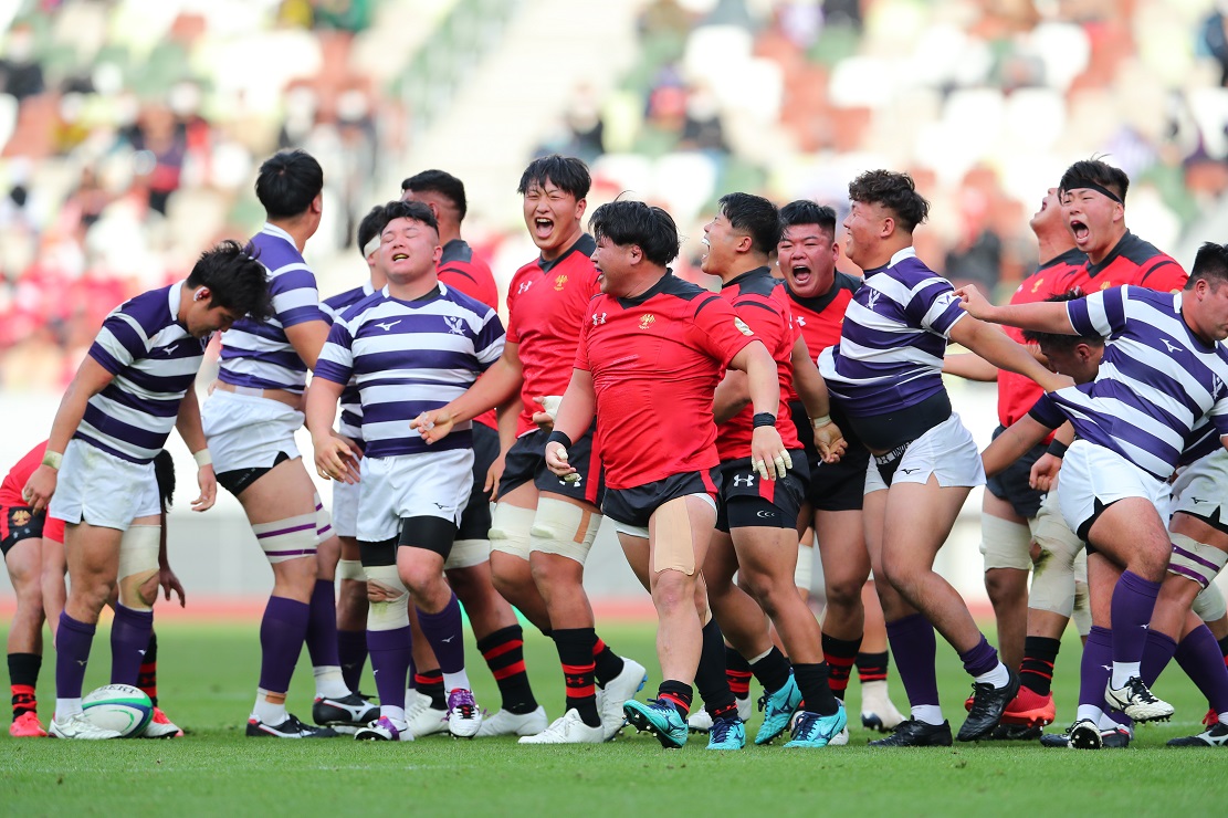 RUGBY_REPUBLIC's tweet photo. 帝京大が4季ぶりに王座奪還！　明治を下し10度目の大学ラグビー日本一
https://t.co/S8hwZ2mTuZ
#ラグビー #全国大学ラグビー選手権 #大学選手権 #帝京大学 #明治大学 https://t.co/DzBCL939Uo