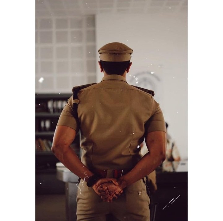 gowri_reneesh's tweet photo. Aravind Karunakaran. Sub inspector. First clencher. Bullet rider. Crime solver. Conflicted Brother. 
#Salute  #StoleThisIdeaFromSenior #GotYoBack #comininhot🔥 @dulQuer https://t.co/WLKx1fuydR