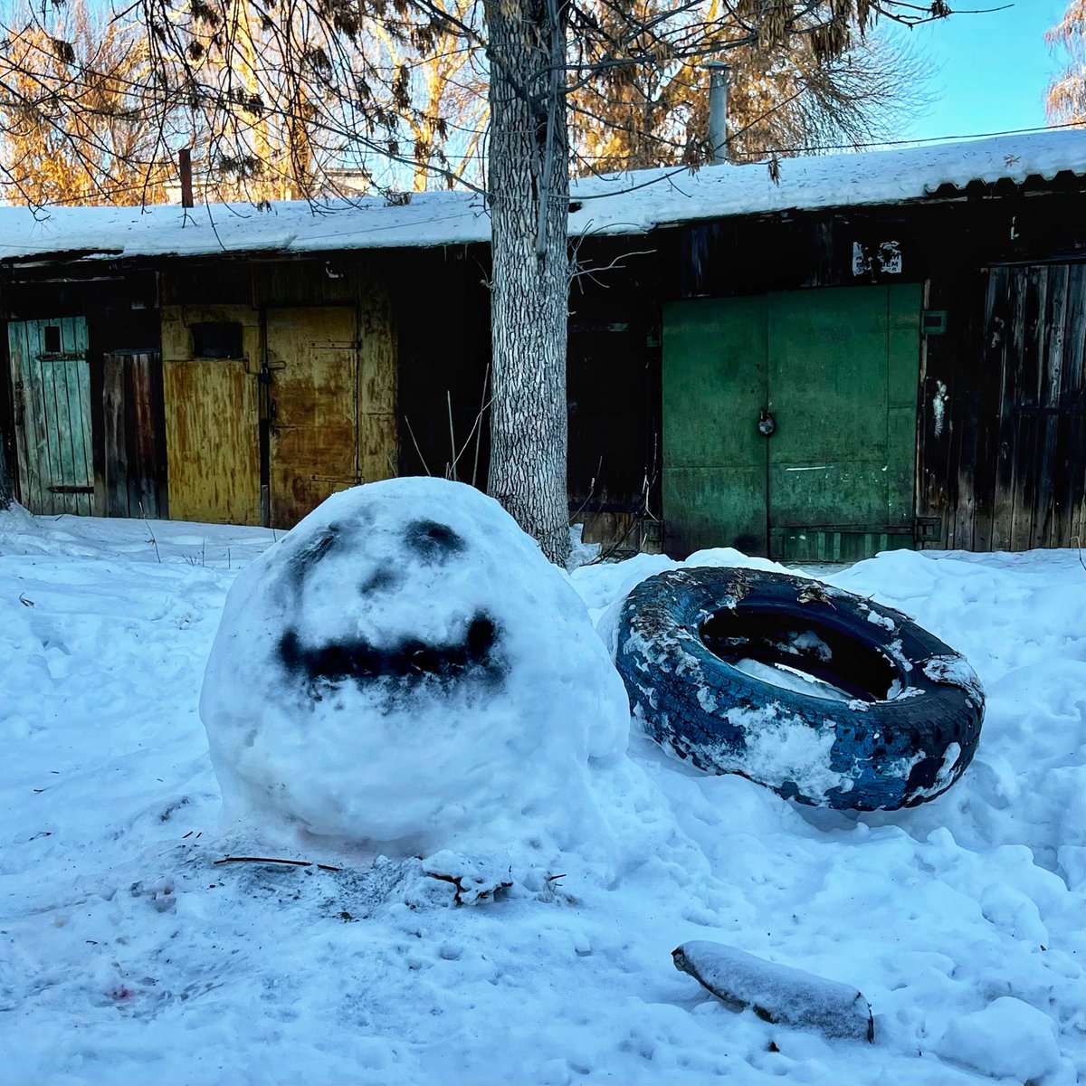В тему последнего выходного. У меня есть тематический  ⛄️ #самара #зима #снег #новыйгод #снеговик  #эстетикаебеней #уютныеебеня
 #streetphotography #streetphotographer #streetphotorussia #streetphoto_russia