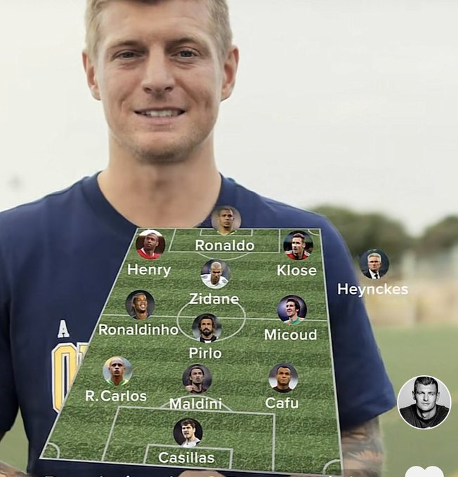 Footballtweet's tweet photo. Toni Kroos' dream XI if he could only choose retired players: 

What a side. ✨ https://t.co/uVwsSEG07g