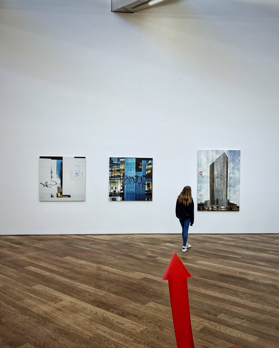 mudamlux's tweet photo. Ces #photos de #NickRelph sont créées à partir de numérisations de palissades de chantiers à #NewYork. Dans ces images, présentées sans les textes publicitaires, les détails accidentels, la saleté et les graffitis par-dessus les dessins, passent au premier plan. #PostCapital https://t.co/jg1QyvTFRu