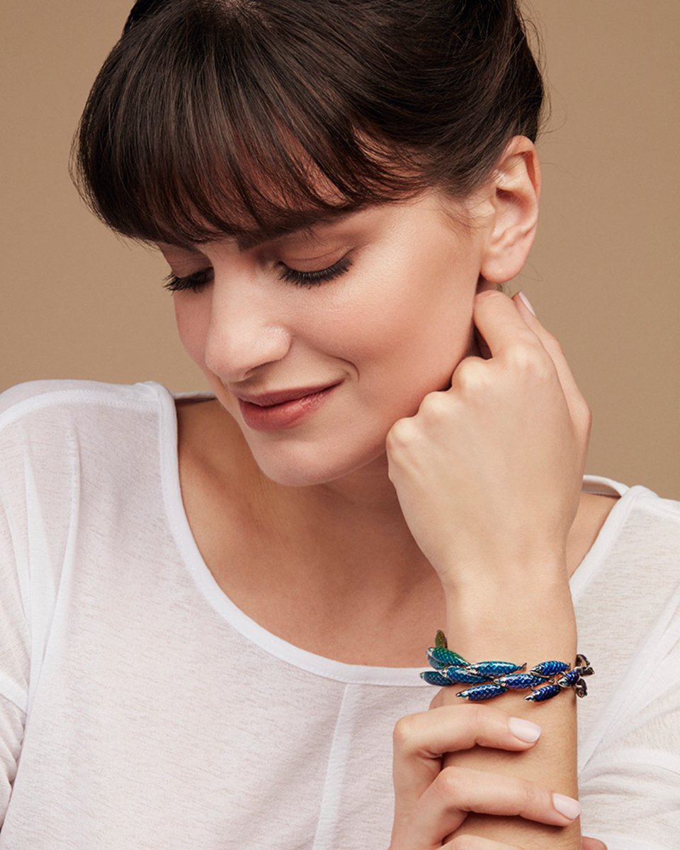 There's more than meets the eye to our Electra collection - the inside of each fish is carved with a detailed skeleton, while the clasp is crafted to resemble one creature biting another's tail 🐟

#SimonHarrisonJewellery #enameljewellery #designedinlondon #fishjewellery