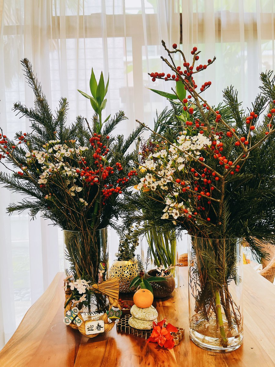 明日から学校！！
正月気分もそろそろ終わりかなーー、こちらはモミの木を松に見立てて、門松🎍作ってみた☺️ 松竹梅と赤い実も添えて。来年はしめ縄も飾りたいっ😊