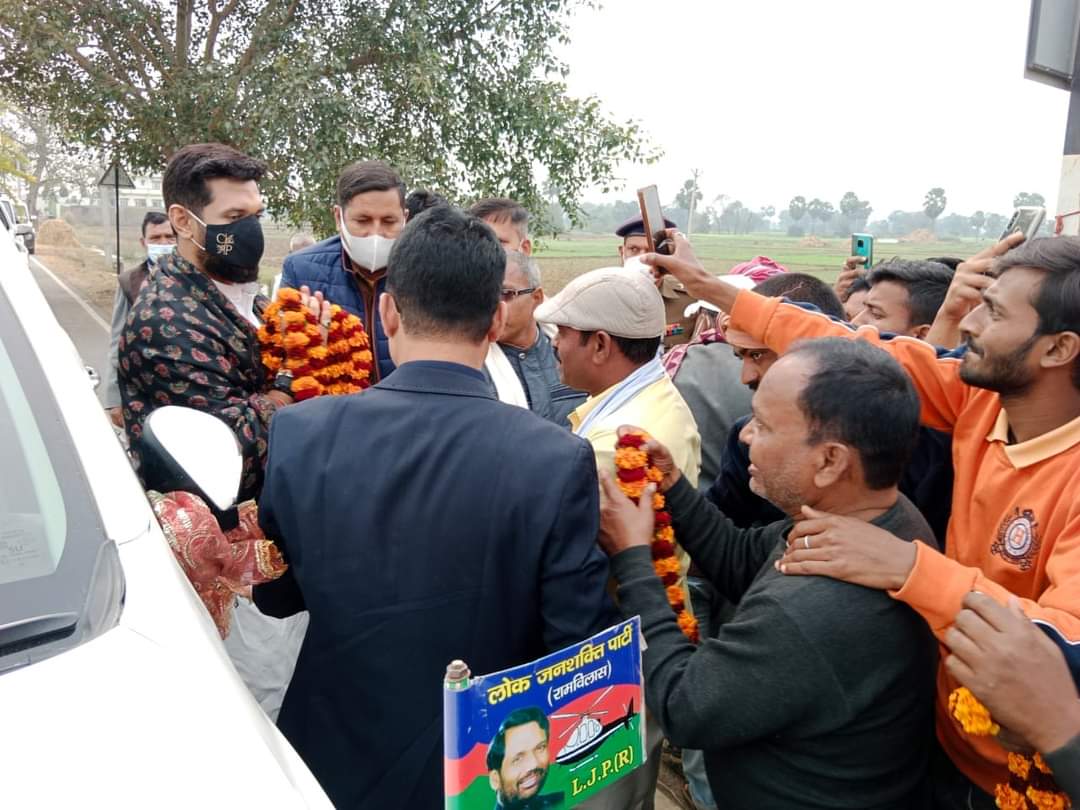 LJP4India's tweet photo. आज पटना से जिला जमुई जाने के क्रम में लोजपा (रामविलास) के राष्ट्रीय अध्यक्ष आदरणीय श्री @iChiragPaswan जी का सरवन बीघा शेखपुरा में कार्यकर्ता साथियों एवं जनता द्वारा भव्य स्वागत किया गया। https://t.co/jVRzioUhGs