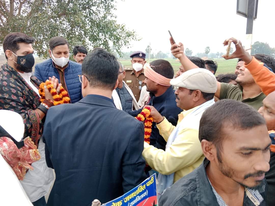 LJP4India's tweet photo. आज पटना से जिला जमुई जाने के क्रम में लोजपा (रामविलास) के राष्ट्रीय अध्यक्ष आदरणीय श्री @iChiragPaswan जी का सरवन बीघा शेखपुरा में कार्यकर्ता साथियों एवं जनता द्वारा भव्य स्वागत किया गया। https://t.co/jVRzioUhGs