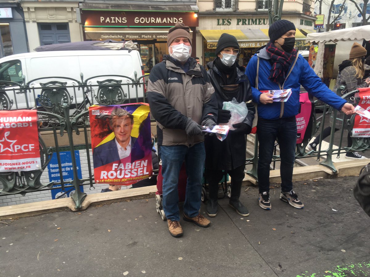 PCFParis11's tweet photo. Dans les cages d’escalier comme sur les marchés les communistes du 11e sont mobilisés pour faire grandir le vote @Fabien_Roussel ! Et les retours sont super positifs. https://t.co/rFIxNQQeed