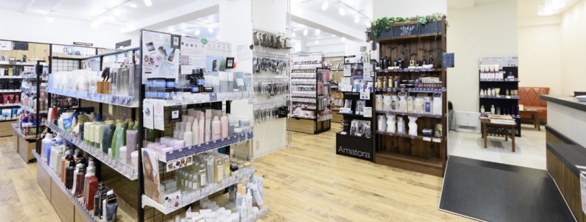 ヘアケアを頑張る皆さんに知って欲しい美容院専売品が買えるお店。吉祥寺にある「alotta」さん。専売品が5000点以上置いてあり、店員さんが美容師さんなので気軽に相談もできる💗
しかもほとんどの商品が通常価格から15%オフで買えるのが最高🥺🥺
本当におすすめなので行って欲しい‥