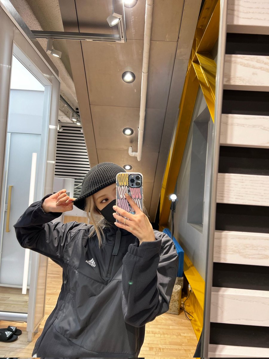 [ROSÉ UPDATE]

20220109

🐿 : "Photos taken when I visited an adidas store a few days ago :)"

블랙핑크 로제 #로제 #ROSÉ