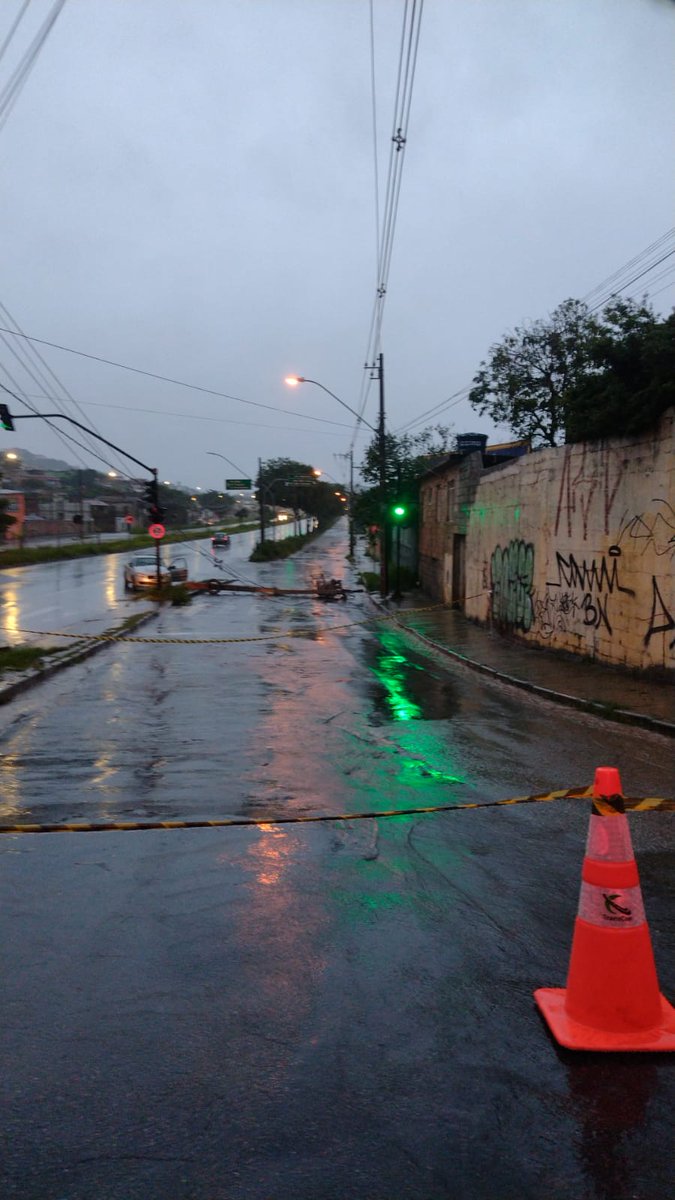 TransContagem's tweet photo. 05h42 - Marginal da via Expressa Francisco Cleuton Lopes interditada,próximo a rua Paraibuna. Bairro Petrolândia.
🚨 Agentes da @TransContagem e PM no local
✅ Cemig acionada https://t.co/7e0lI7KMNK