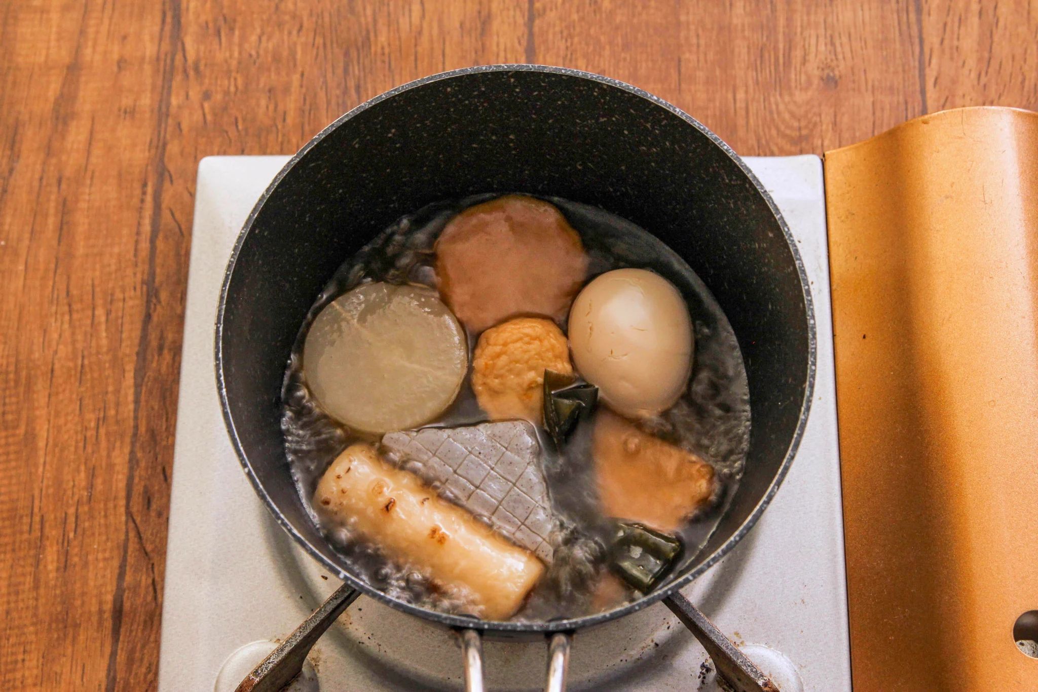 覚えておきたい！市販のおでんに「あるもの」を加えて煮詰めると、料亭で出てきそうな仕上がりになる？！