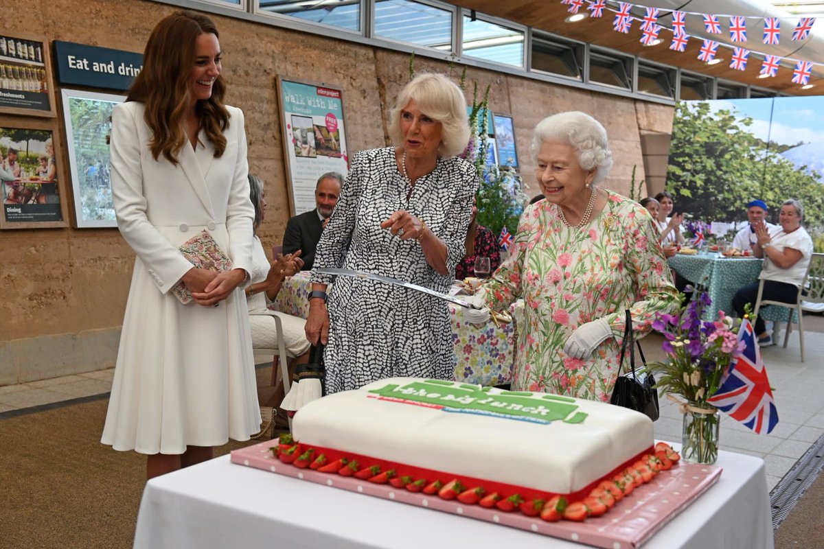 RoyalFamily's tweet photo. 🎈 Wishing The Duchess of Cambridge a very happy 40th birthday today! https://t.co/aw1jXGus0J