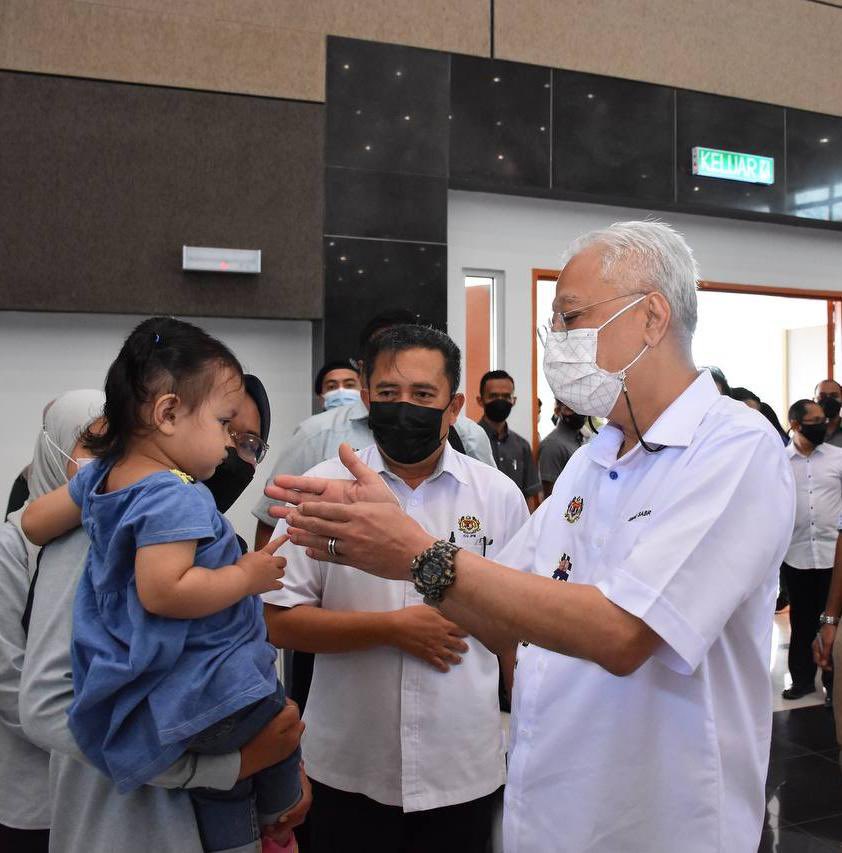 IsmailSabri60's tweet photo. Hari ini saya di Bera untuk memberikan sumbangan Bantuan Wang Ihsan (BWI) RM1000 kepada mangsa banjir yang berpindah ke PPS dan bukan PPS. Seramai 465 ketua isi rumah yang menerima bantuan hari ini adalah kumpulan yang terakhir di Bera menjadikan 100% penerima. https://t.co/jwFkPbWwlA