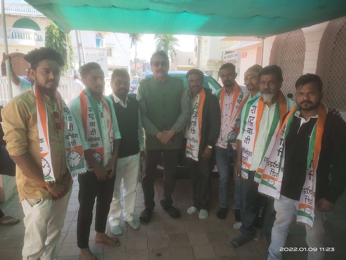 JayantBoskey's tweet photo. આજ તા:૦૯/૦૧/૨૦૨૨ ના રોજ NCP ના કાર્યાલય ચિખોદરા ખાતે ઉમરેઠ વિધાનસભાના સામરખા ગામના યુવા વર્ગ સાથે એક શુભેચ્છા મુલાકાત કરવામાં આવેલ.
બોસ્કી યુવાઓની સાથે ✊️
#boskey
#samarkha
#જય_માતાજી https://t.co/XWoCALBwkS