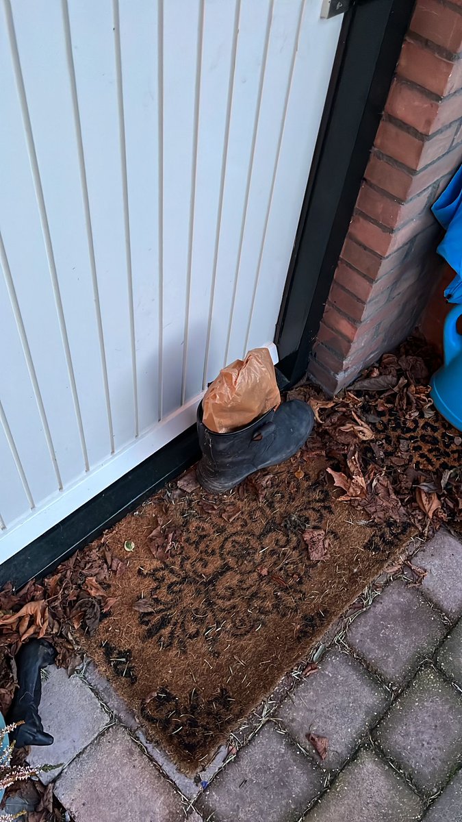 vinkerd's tweet photo. Kijk!! Daar dat is nog eens lekker wakker worden !! Ontbijtje voor de deur afgeleverd!! Topbuurtjes!! #buren #lovethem https://t.co/10pqUdYF5q