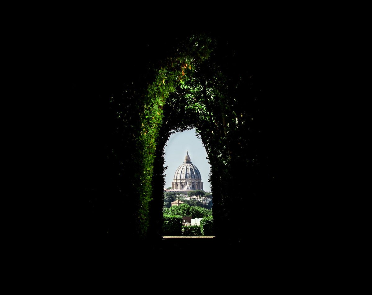 beanotownphoto's tweet photo. The Aventine Keyhole, Rome #photography #Rome #Design #Itaky #Roma #Malta #Vatican #Mystery https://t.co/d7DthhziMR