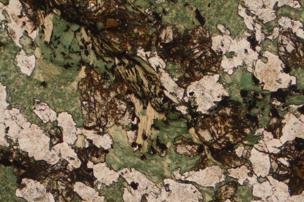 alexstrekeisen's tweet photo. Some very old stuff! Acasta gneiss sample (3.58 to 4.031 billion years old) and Thin section: Feldspar porphyroclasts, surrounded by grass-green chlorite and epidote crystals. 2x (Fov 7 mm).
#acastagneiss #adean #4bilionyearsago #canada https://t.co/K4BkhdkMXK