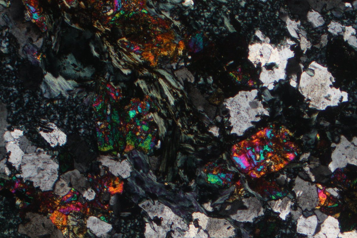 alexstrekeisen's tweet photo. Some very old stuff! Acasta gneiss sample (3.58 to 4.031 billion years old) and Thin section: Feldspar porphyroclasts, surrounded by grass-green chlorite and epidote crystals. 2x (Fov 7 mm).
#acastagneiss #adean #4bilionyearsago #canada https://t.co/K4BkhdkMXK