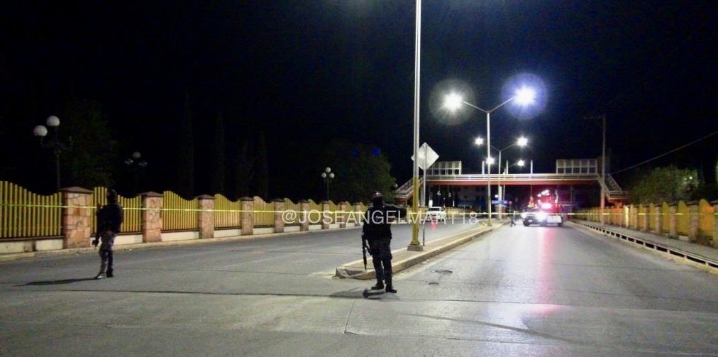 JOSEANGELMART18's tweet photo. Imágenes fuertes⭕️ así fue dejado el cadáver colgado de un puente peatonal en #Fresnillo #Zacatecas hace unas horas cerca al parque #CuartoCentenario el cadáver tenía una cartulina con un mensaje escrito y firmado por un grupo delincuencial. https://t.co/anJ4Y8zdX2